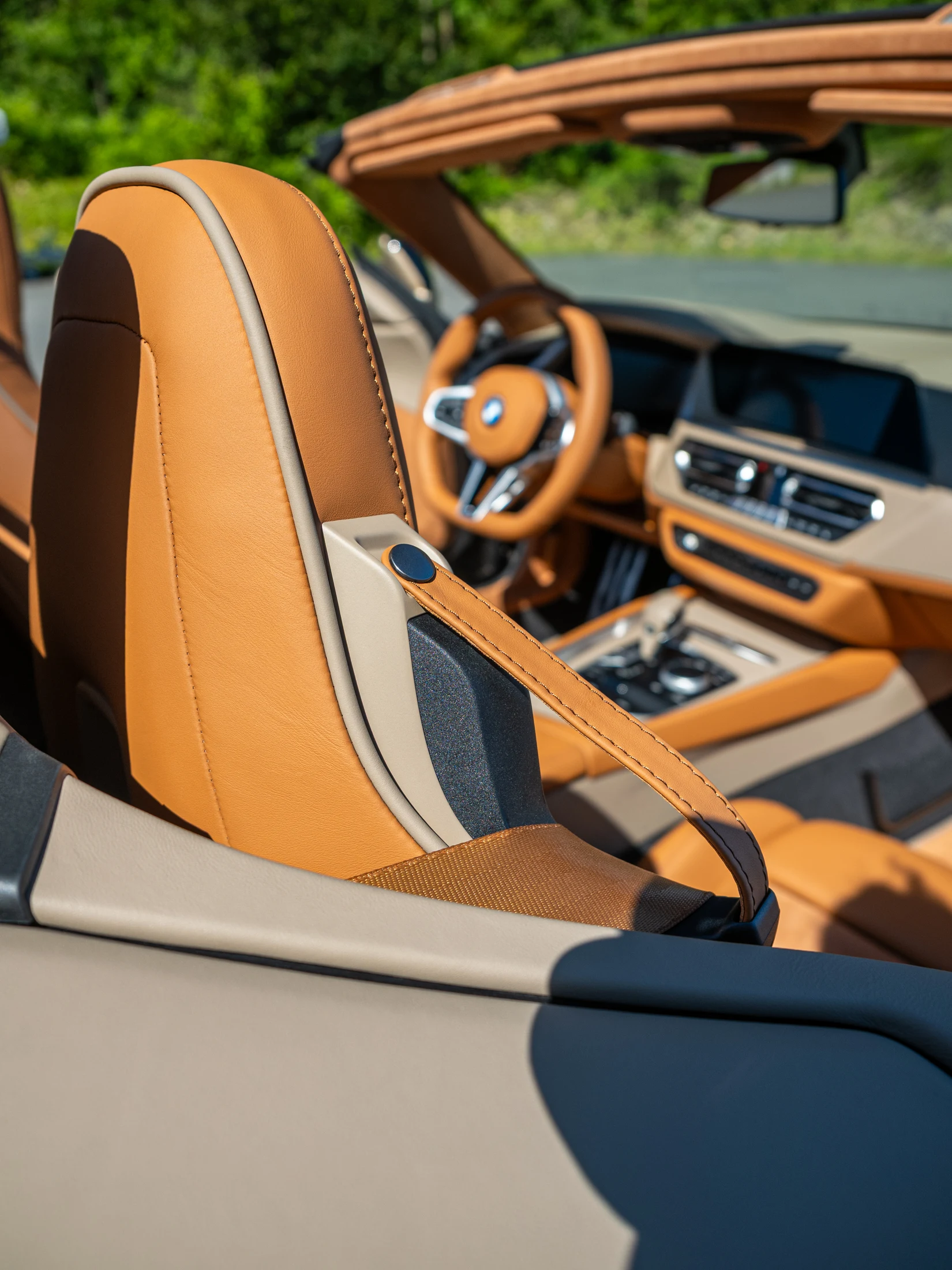 Cognacfarbene Sitze und beigefarbene Einfassung des offenen Concorso-Cockpits