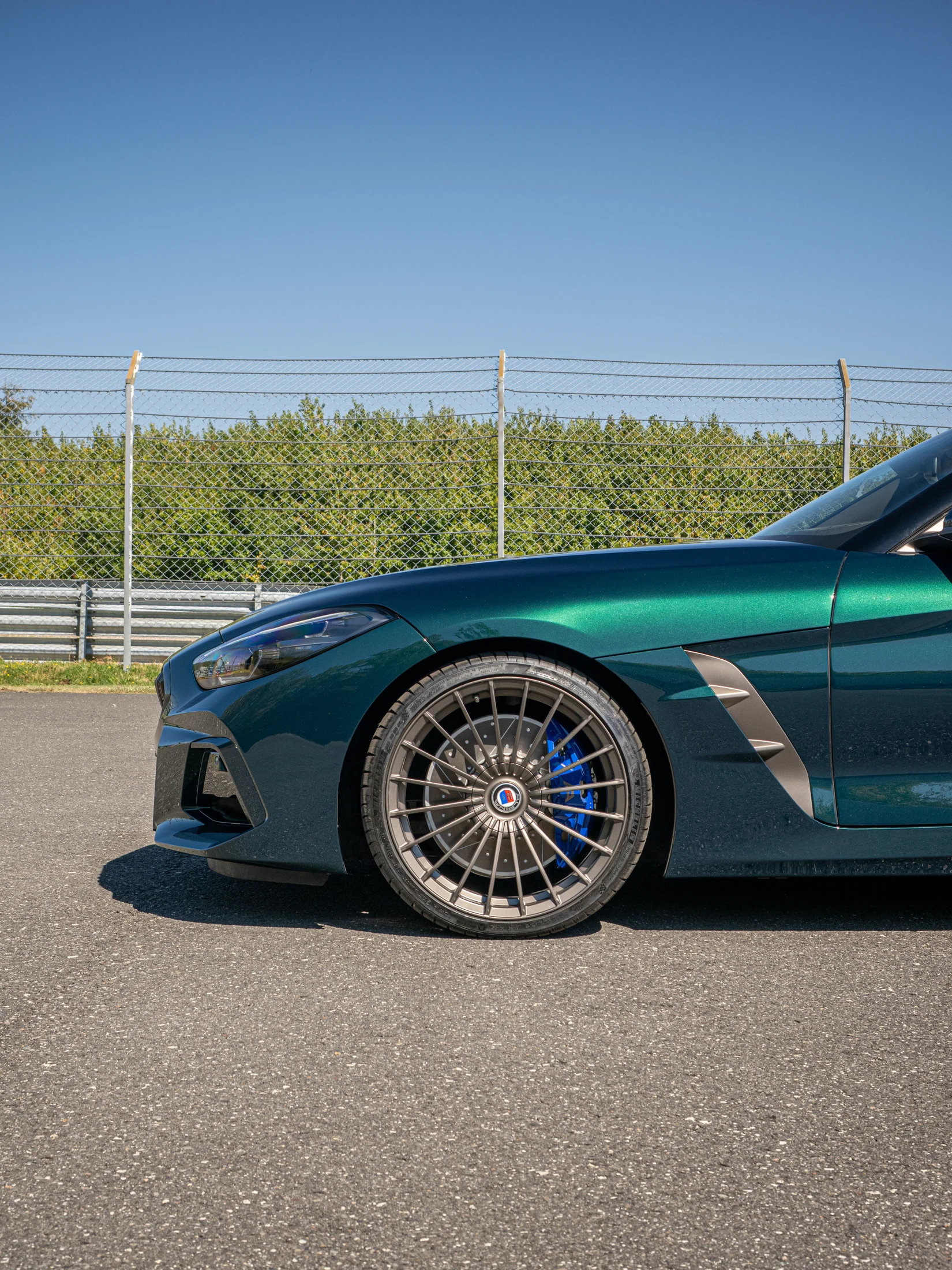 Speichenrad und petrolgrüne Seitenpartie des edo roadster Leggera im Sonnenlicht