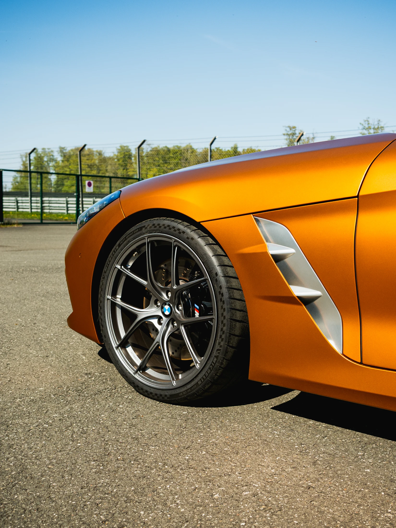 Vorderrad und kupferorange Karosserie des edo roadster im Sonnenlicht